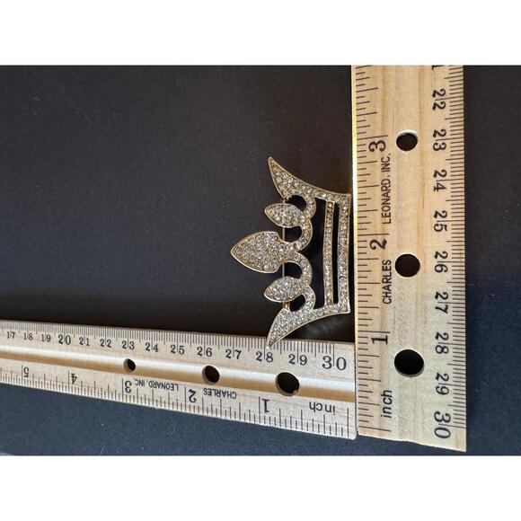 Elegant Crown Brooch with Sparkling Rhinestones - Picture 2 of 3
